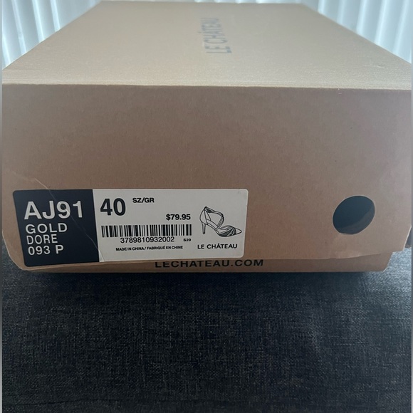 Brand new never worn gold pointed Le Château heels - Picture 4 of 7